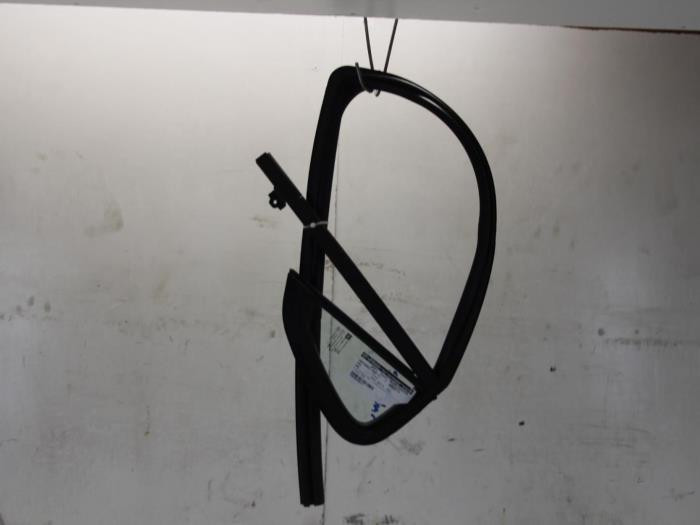 Usados Ventanilla triangular izquierda detrás Opel Karl 1.0 12V Precio € 42,00 Norma de margen ofrecido por Gebr Opdam B.V.