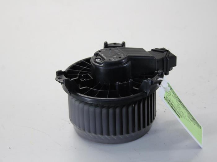Heating and ventilation fan motor from a Toyota Yaris III (P13) 1.0 12V VVT-i 2012