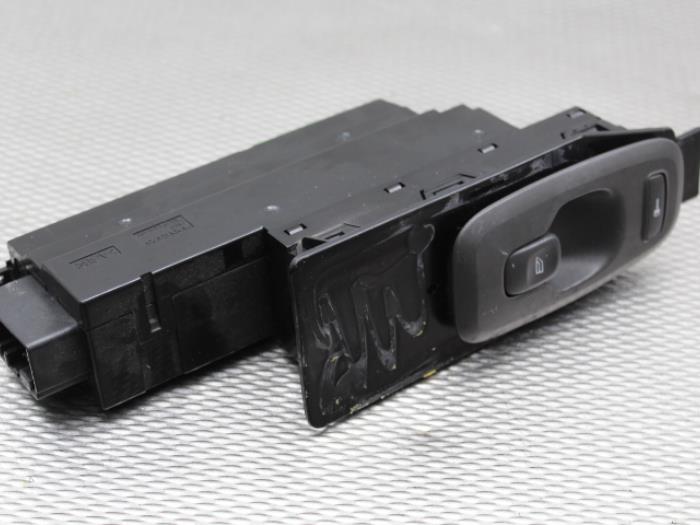 Usados Interruptor combinado de ventanillas Volvo S60 I (RS/HV) 2.4 20V 140 Precio de solicitud ofrecido por Gebr Opdam B.V.