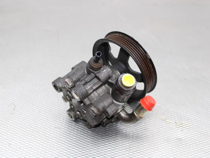 Usagé Pompe de direction Toyota Corolla Verso (R10/11) 1.8 16V VVT-i Prix € 102,00 Règlement à la marge proposé par Gebr Opdam B.V.