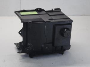 Usados Caja de batería Mazda 3 (BK12) 1.6i 16V Precio € 25,00 Norma de margen ofrecido por Gebr Opdam B.V.