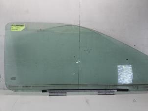 Używane Szyba drzwi prawych wersja 2-drzwiowa Renault Twingo (C06) 1.2 Cena € 20,00 Procedura marży oferowane przez Gebr Opdam B.V.