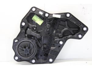 Używane Mechanizm szyby prawej tylnej wersja 4-drzwiowa Ford Fiesta 7 1.0 EcoBoost 12V 100 Cena na żądanie oferowane przez Gebr Opdam B.V.