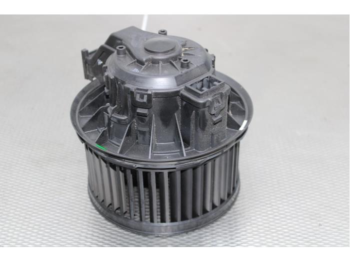 Heating and ventilation fan motor from a Ford Fiesta 6 (JA8) 1.0 Ti-VCT 12V 65 2014