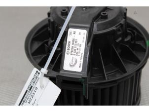 Usados Motor de ventilador de calefactor Ford Fiesta 6 (JA8) 1.0 Ti-VCT 12V 65 Precio € 30,00 Norma de margen ofrecido por Gebr Opdam B.V.