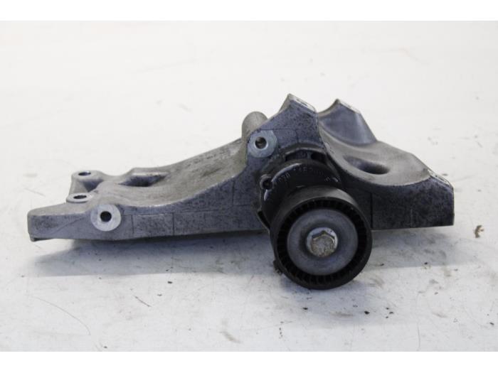 Usagé Support dynamo bas Skoda Fabia (6Y5) 1.4i 16V Prix sur demande proposé par Gebr Opdam B.V.