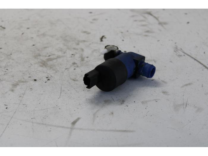 Windscreen washer pump from a Renault Clio III (BR/CR) 1.2 16V TCe 100 2008