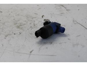 Used Windscreen washer pump Renault Clio III (BR/CR) 1.2 16V TCe 100 Price on request offered by Gebr Opdam B.V.