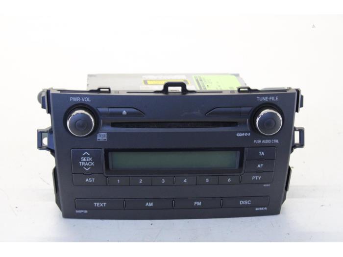 Radio from a Toyota Corolla (E15) 1.6 Dual VVT-i 16V 2009