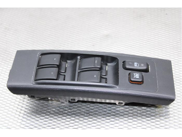 Electric window switch from a Toyota Corolla Verso (R10/11) 2.2 D-4D 16V 2007