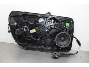Używane Mechanizm szyby lewej przedniej wersja 4-drzwiowa Volvo V40 (MV) 1.5 T2 16V Geartronic Cena € 70,00 Procedura marży oferowane przez Gebr Opdam B.V.