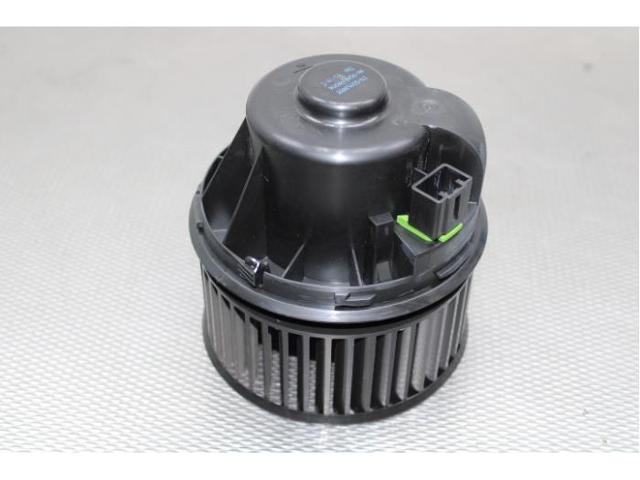 Heating and ventilation fan motor from a Ford Kuga II (DM2) 2.0 TDCi 16V 150 2014