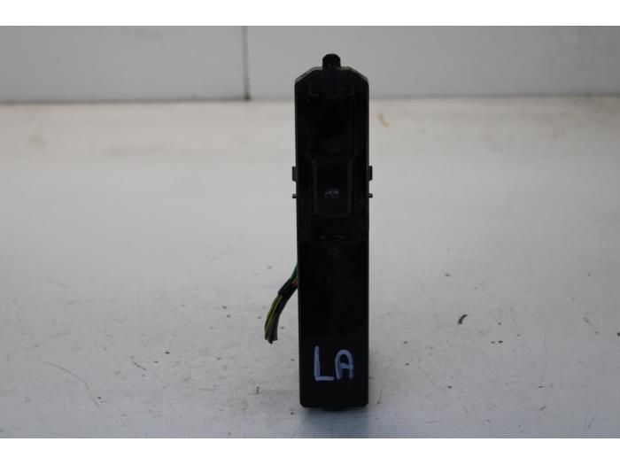 Usados Interruptor de ventanilla eléctrica Saab 9-3 II Sport Sedan (YS3F) 1.8t 16V Precio € 17,00 Norma de margen ofrecido por Gebr Opdam B.V.