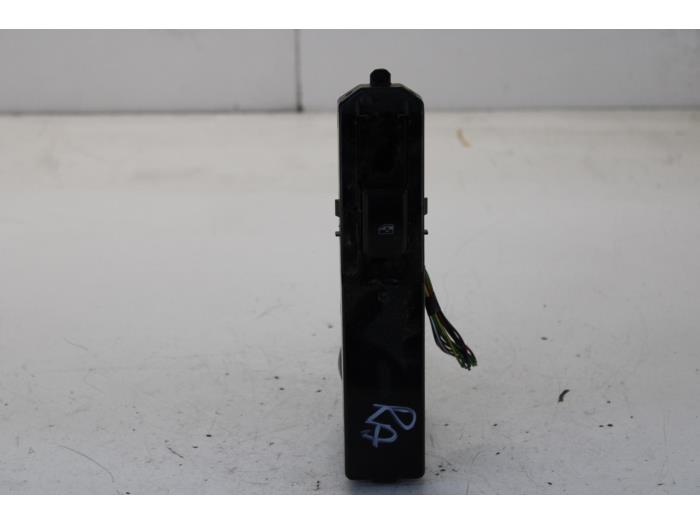 Usados Interruptor de ventanilla eléctrica Saab 9-3 II Sport Sedan (YS3F) 1.8t 16V Precio € 13,00 Norma de margen ofrecido por Gebr Opdam B.V.