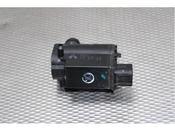 Windscreen washer pump from a Hyundai i20 (GBB) 1.2i 16V 2015