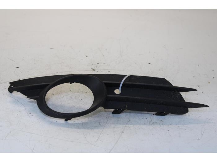 Begagnade Stötfångargrill Opel Corsa D 1.2 16V Pris € 7,50 Marginaltabell erbjuds av Gebr Opdam B.V.