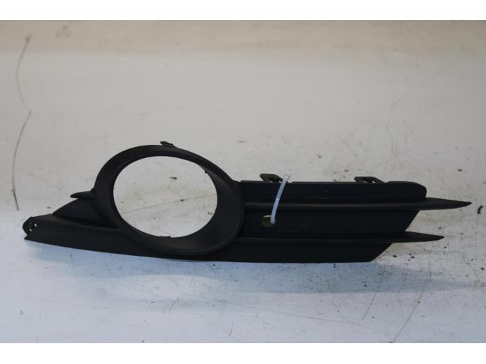 Begagnade Stötfångargrill Opel Corsa D 1.2 16V Pris € 7,50 Marginaltabell erbjuds av Gebr Opdam B.V.