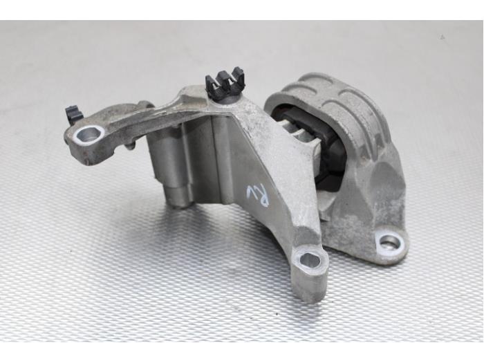 Used Engine mount Dacia Duster (HS) 1.6 16V Price on request offered by Gebr Opdam B.V.