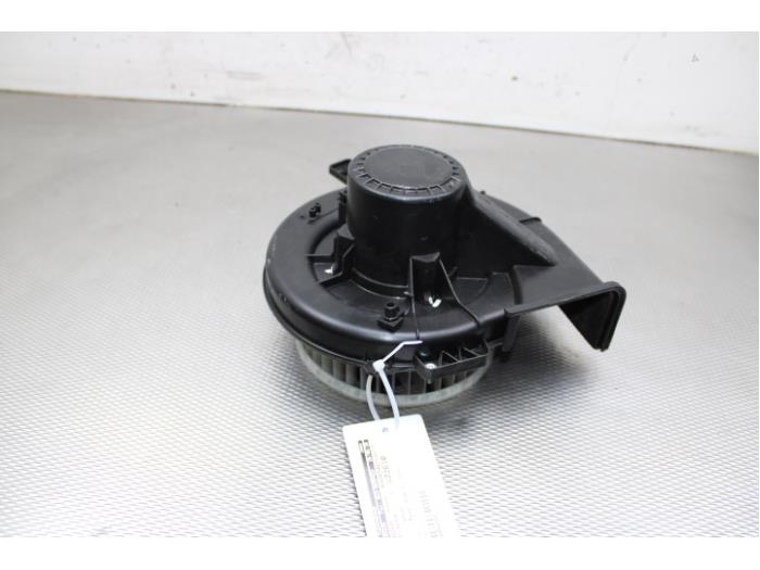 Heating and ventilation fan motor from a Volkswagen Polo V (6R) 1.2 TSI 16V BlueMotion Technology 2016