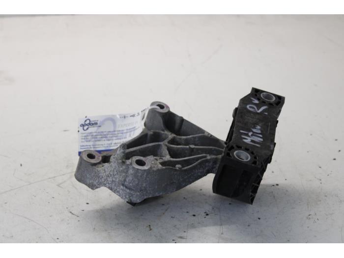 Usagé Support moteur Renault Clio IV (5R) 0.9 Energy TCE 90 12V Prix € 26,00 Règlement à la marge proposé par Gebr Opdam B.V.