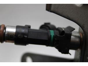 Usados Inyector (inyección de gasolina) Renault Captur (2R) 0.9 Energy TCE 12V Precio de solicitud ofrecido por Gebr Opdam B.V.