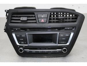 Usagé Radio/Lecteur CD Hyundai i20 (GBB) 1.2i 16V Prix € 150,00 Règlement à la marge proposé par Gebr Opdam B.V.