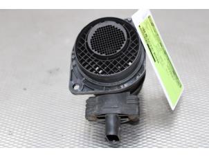 Luftmengenmesser van een Volkswagen Caddy III (2KA,2KH,2CA,2CH) 2.0 SDI 2009