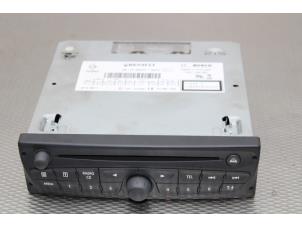 Używane Radioodtwarzacz CD Renault Espace (JK) 2.0 16V Turbo Cena € 75,00 Procedura marży oferowane przez Gebr Opdam B.V.