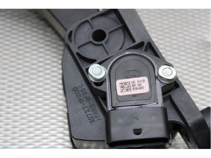 Accelerator pedal from a Kia Venga 1.4 CRDi 16V 2010