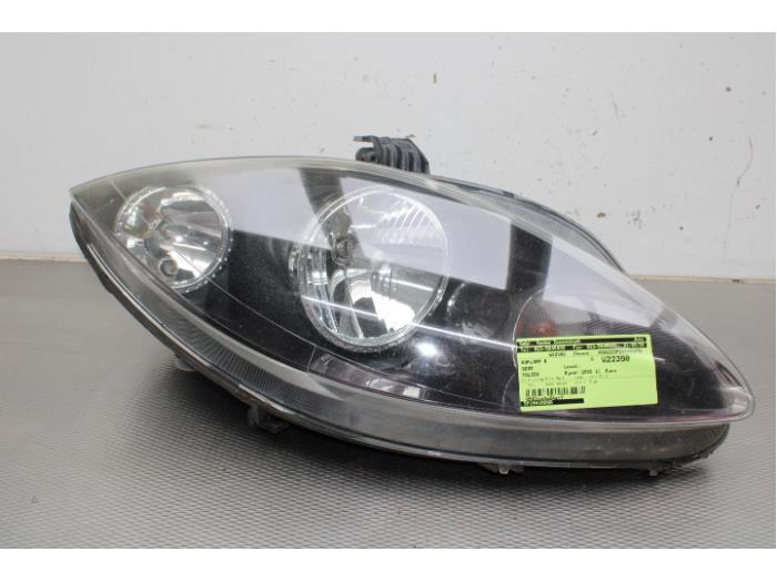 Używane Reflektor prawy Seat Toledo (5P2) 2.0 FSI 16V Cena € 34,00 Procedura marży oferowane przez Gebr Opdam B.V.