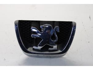 Usagé Emblème Peugeot 206+ (2L/M) 1.1 XR,XS Prix € 25,00 Règlement à la marge proposé par Gebr Opdam B.V.
