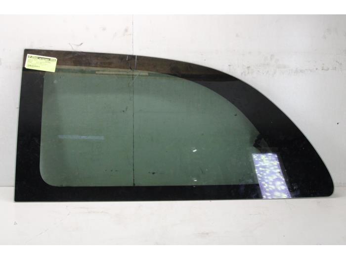 Extra window 4-door, left from a Chrysler Voyager/Grand Voyager (RG) 3.3 V6 2002