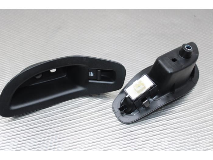 Usados Interruptor combinado de ventanillas Fiat 500X (334) 1.0 FireFly Turbo 120 12V Precio de solicitud ofrecido por Gebr Opdam B.V.