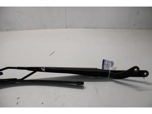 Used Front wiper arm Renault Clio IV (5R) 0.9 Energy TCE 90 12V Price € 30,00 Margin scheme offered by Gebr Opdam B.V.