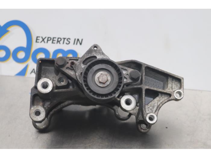 Usagé Support dynamo bas Peugeot 206 SW (2E/K) 1.6 16V Prix € 26,00 Règlement à la marge proposé par Gebr Opdam B.V.