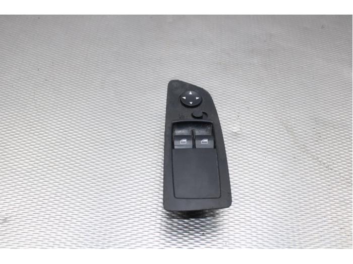 Multi-functional window switch from a BMW 1 serie (E87/87N) 116i 1.6 16V 2005