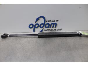 Używane Zestaw amortyzatorów gazowych tylnej klapy Opel Zafira (M75) 1.8 16V Ecotec Cena € 25,00 Procedura marży oferowane przez Gebr Opdam B.V.
