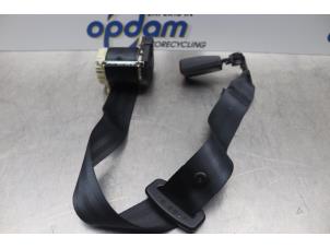 Usados Cinturón de seguridad centro detrás Ford Focus 2 1.6 16V Precio de solicitud ofrecido por Gebr Opdam B.V.