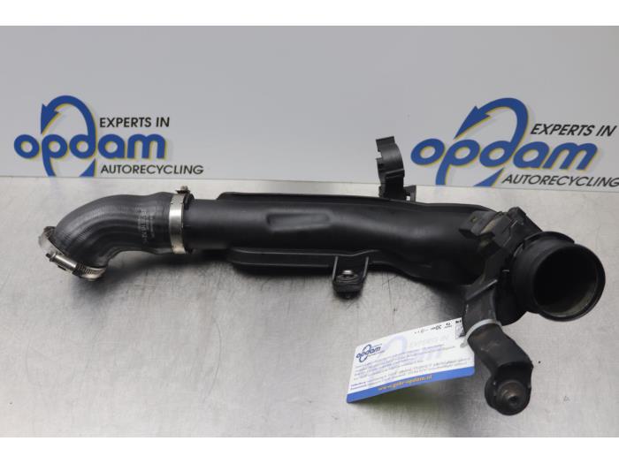 Intercooler Rohr van een Volkswagen Golf VI Variant (AJ5/1KA) 2.0 GTD 16V 2010