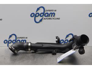 Intercooler Rohr van een Volkswagen Golf VI Variant (AJ5/1KA) 2.0 GTD 16V 2010