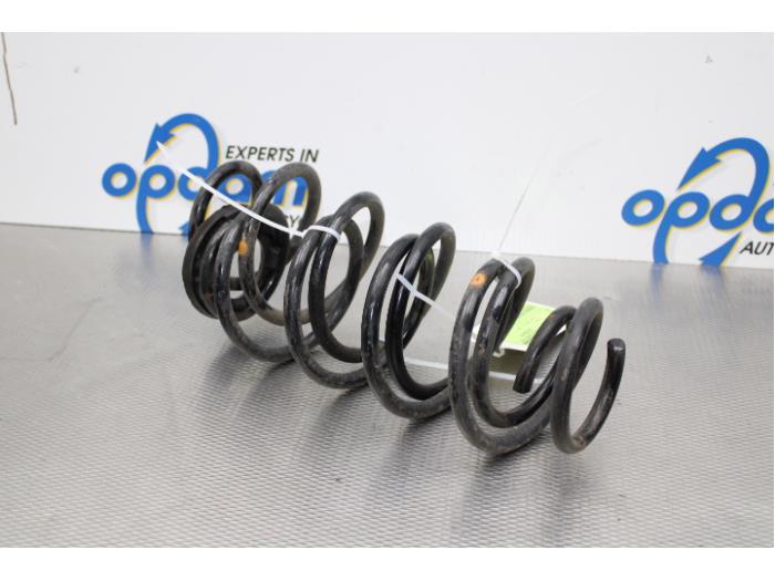 Rear coil spring from a Toyota Yaris III (P13) 1.5 16V Hybrid 2019