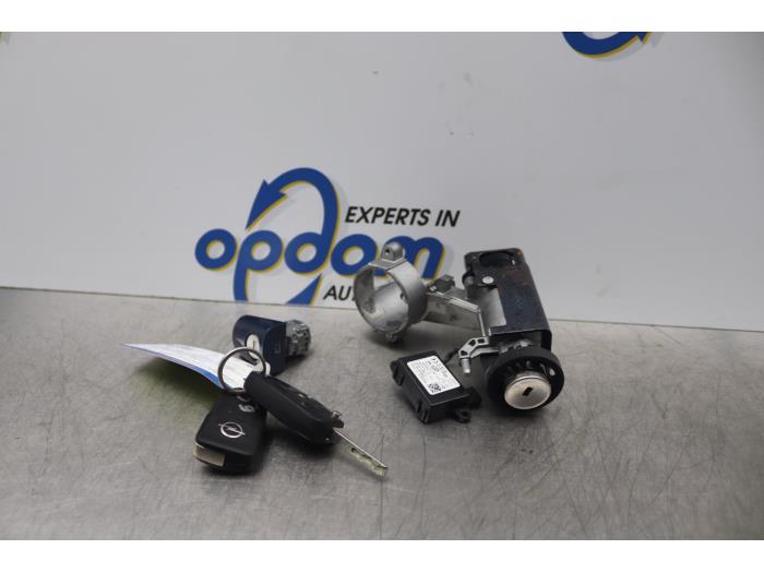 Serrure de contact + clé d'un Opel Corsa E 1.0 SIDI Turbo 12V 2015