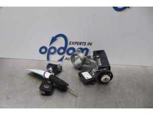 Usagé Serrure de contact + clé Opel Corsa E 1.0 SIDI Turbo 12V Prix € 75,00 Règlement à la marge proposé par Gebr Opdam B.V.