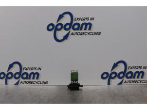 Używane Opornik nagrzewnicy Opel Corsa E 1.0 SIDI Turbo 12V Cena € 25,00 Procedura marży oferowane przez Gebr Opdam B.V.