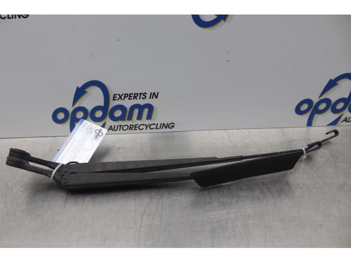 Front wiper arm from a Mazda Demio (DW) 1.3 16V 2001