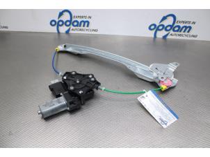Usagé Lève vitre électrique avant droit Opel Corsa E 1.0 SIDI Turbo 12V Prix € 75,00 Règlement à la marge proposé par Gebr Opdam B.V.