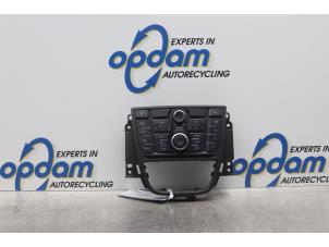 Usados Panel de control de radio Opel Astra J (PC6/PD6/PE6/PF6) 1.4 Turbo 16V Precio de solicitud ofrecido por Gebr Opdam B.V.