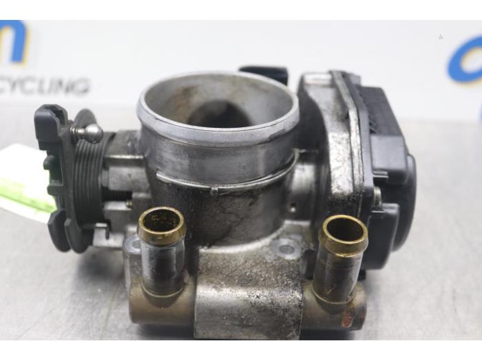 Throttle body from a Audi A4 (B5) 1.6 2000