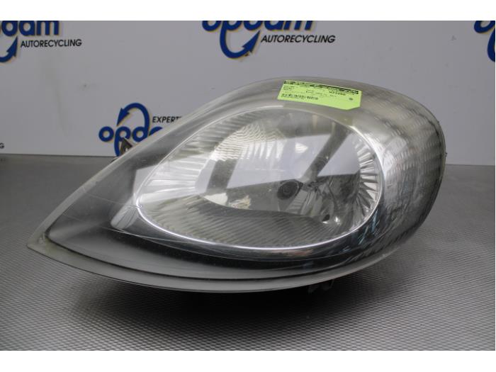 Headlight, left from a Renault Trafic New (FL) 1.9 dCi 100 16V 2003
