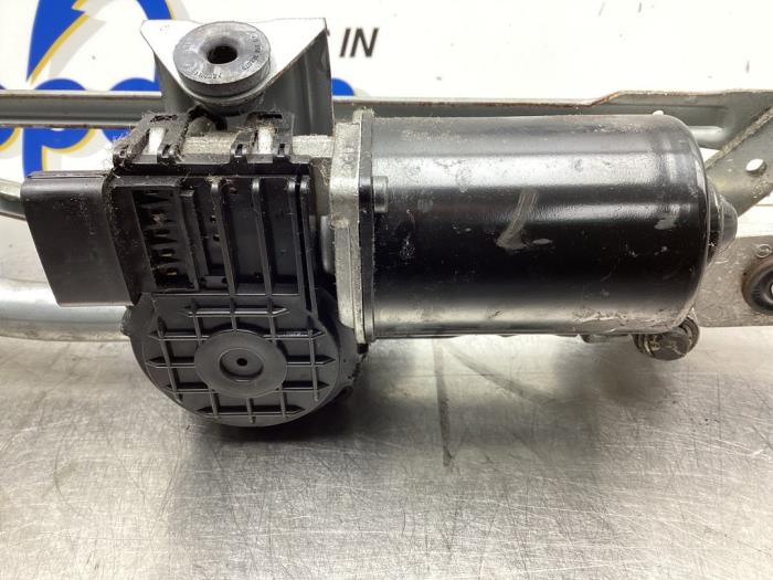 Wiper motor + mechanism from a Kia Picanto (TA) 1.0 12V 2012